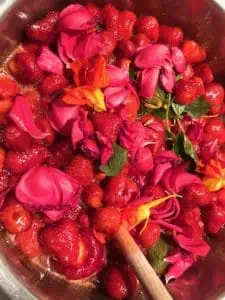 Erdbeer-Gelee mit Kräuter und Blüten