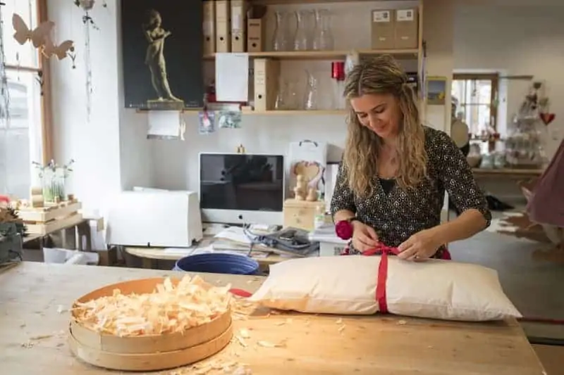 Zirbenkissen in der ZIRBELZAUBER traumwerkstatt