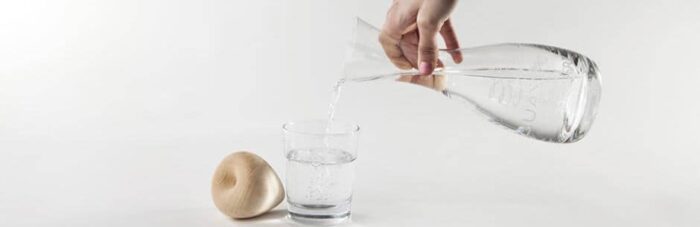 Zirbenherz und Wasserkaraffe zur Herstellung von Zirbenwasser