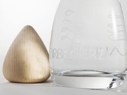 ZIRBELZAUBER Wasserkaraffe mit Zirbelherz zur Herstellung von Zirbenwasser