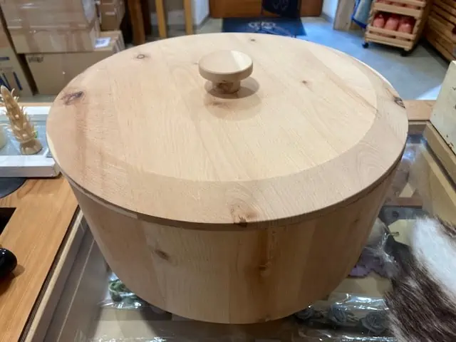 IMG_8233 Brotboxen XXL aus Zirbenholz rund geschreinert – Bild 1