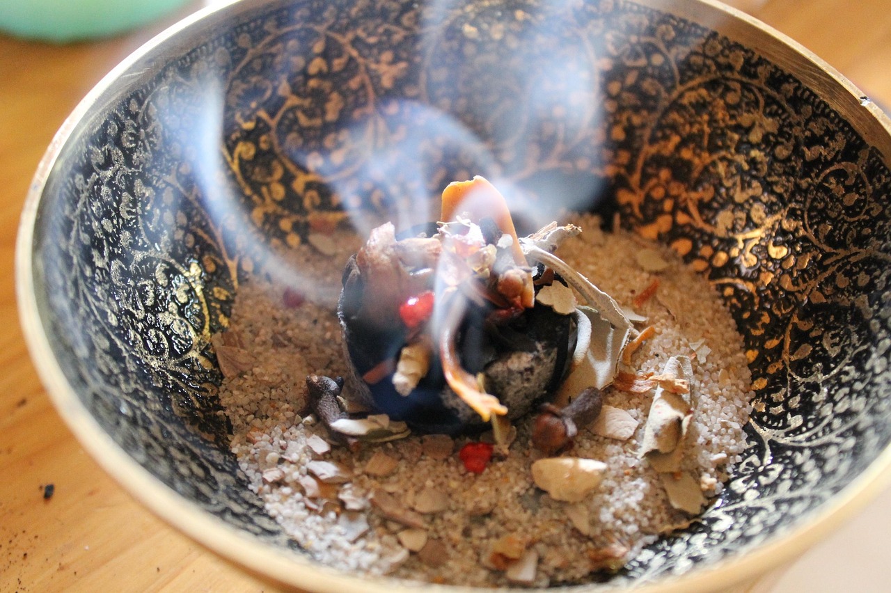 Räuchern mit einer Schale - Foto von andrea_lr16 von Pixabay